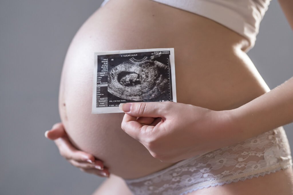 Hình ảnh: Bố trò chuyện với thai nhi giúp kích thích não bộ cho bé