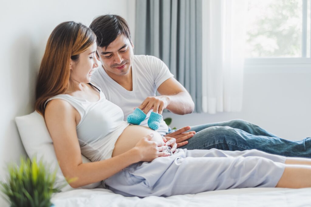 Hình ảnh: Trò chuyện với thai nhi giúp bố cảm thấy mình là 1 phần quan trọng của thai kỳ
