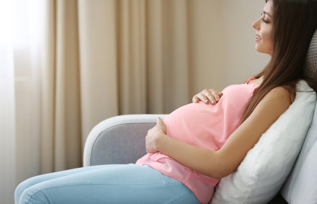 Mẹ bầu ngồi ghế có đệm lưng