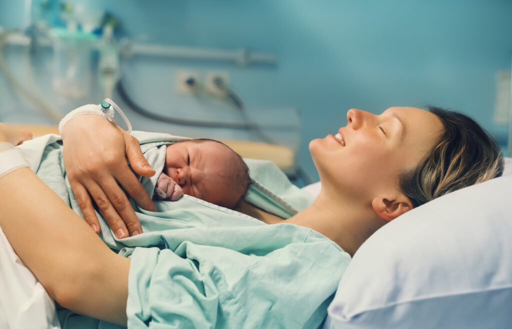 Mẹ và bé da kề da sau khi sinh thường và sinh mổ